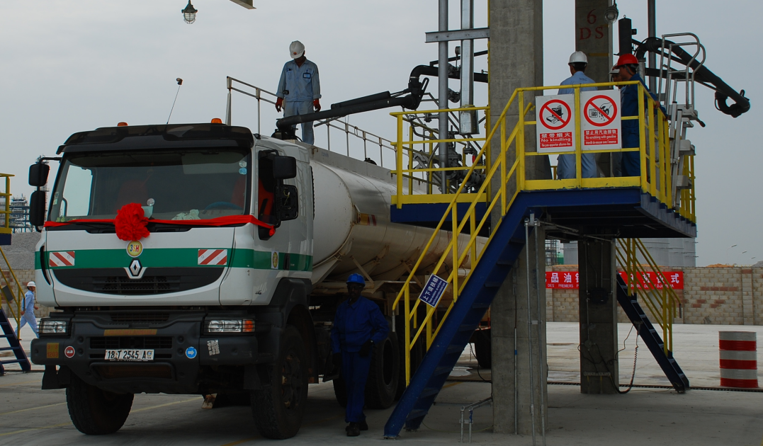 上裝鶴管裝車現(xiàn)場(chǎng)圖 上裝鶴管裝車現(xiàn)場(chǎng)圖